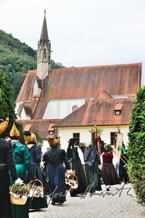 Prozession der Goldhauben vor dem Einzug zur Kirche