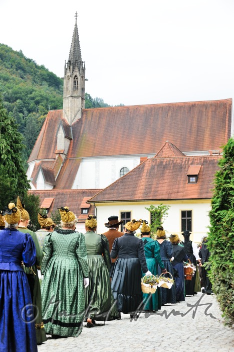 Prozession der Goldhauben vor dem Einzug zur Kirche