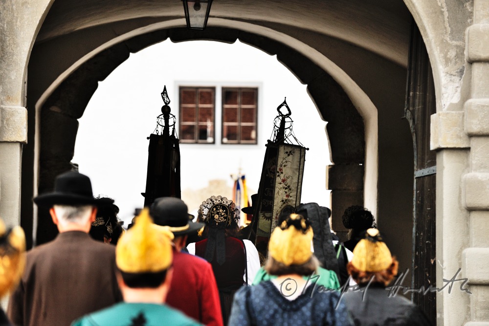 Prozession der Goldhauben vor dem Einzug zur Kirche