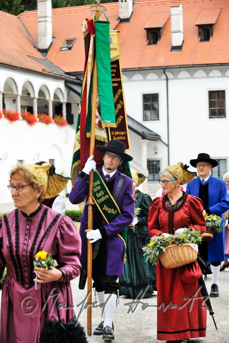 Prozession der Goldhauben vor dem Einzug zur Kirche