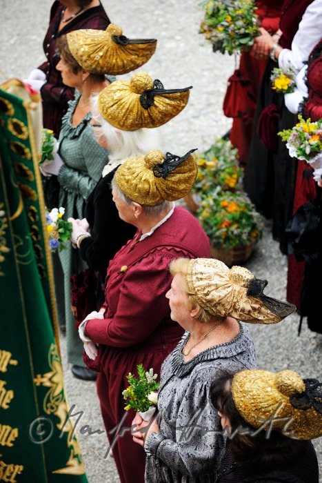 Besucher der Messe in traditioneller Tracht