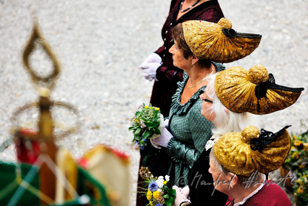 Besucher der Messe in traditioneller Tracht