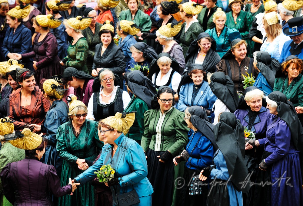 Besucher der Messe in traditioneller Tracht