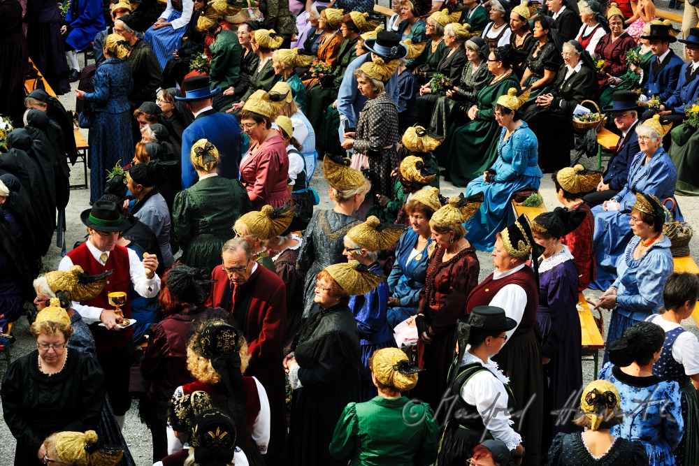Besucher der Messe in traditioneller Tracht