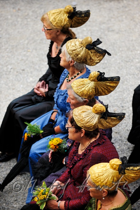 Besucher der Messe in traditioneller Tracht