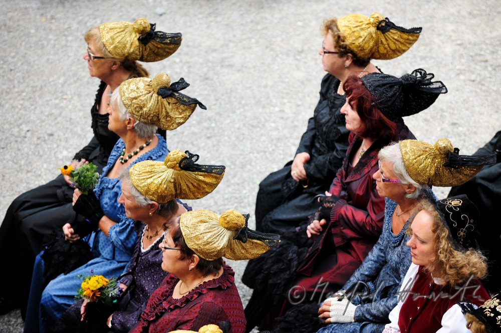 Besucher der Messe in traditioneller Tracht