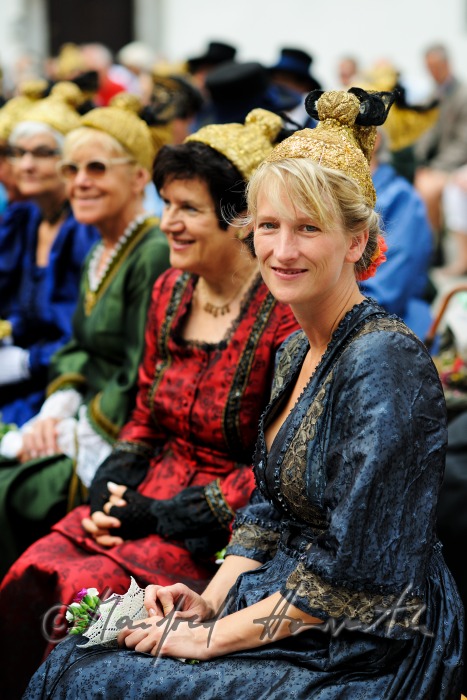 Besucher der Messe in traditioneller Tracht