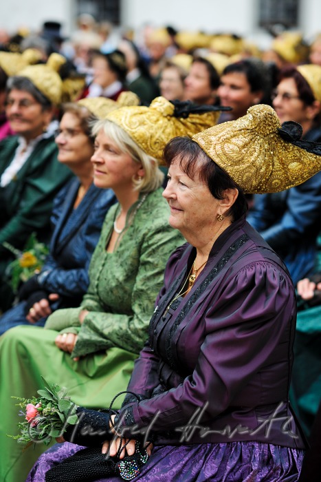 Besucher der Messe in traditioneller Tracht