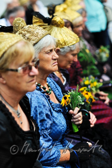 Besucher der Messe in traditioneller Tracht