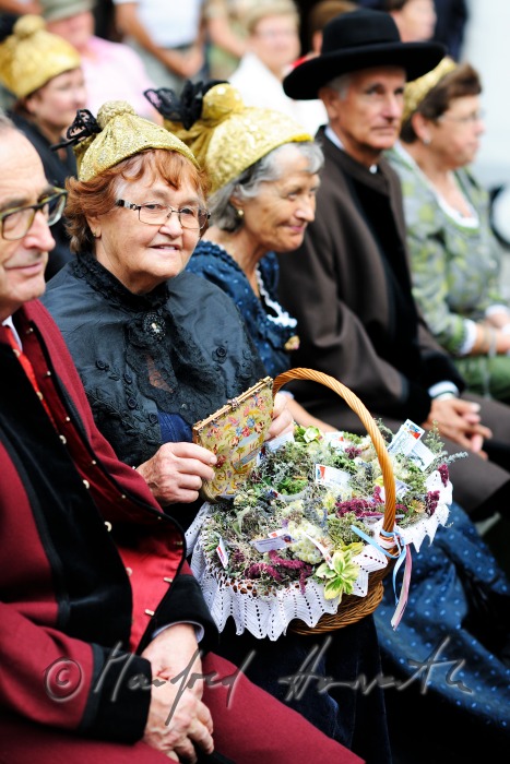 Besucher der Messe in traditioneller Tracht