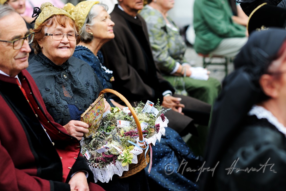 Besucher der Messe in traditioneller Tracht