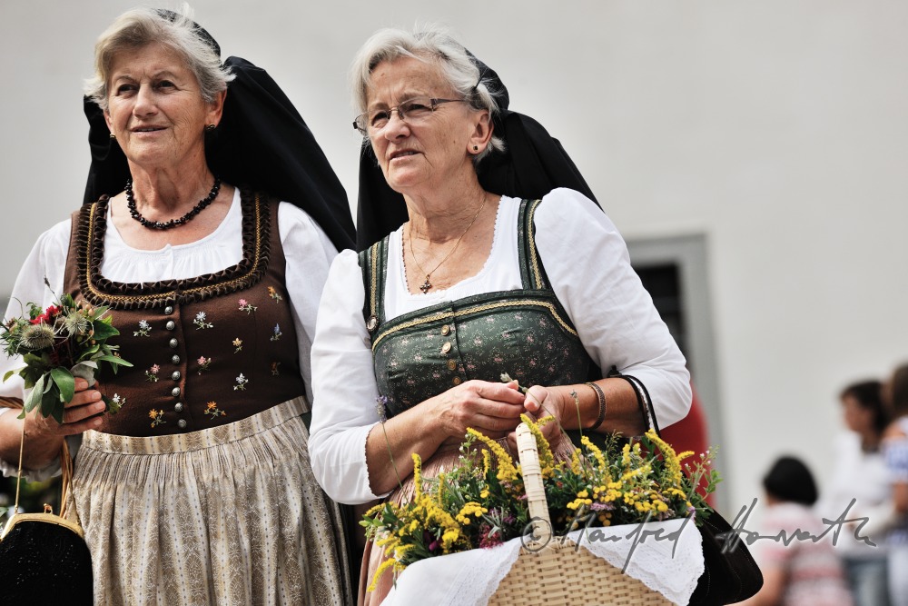 Prozession der Goldhauben vor dem Einzug zur Kirche