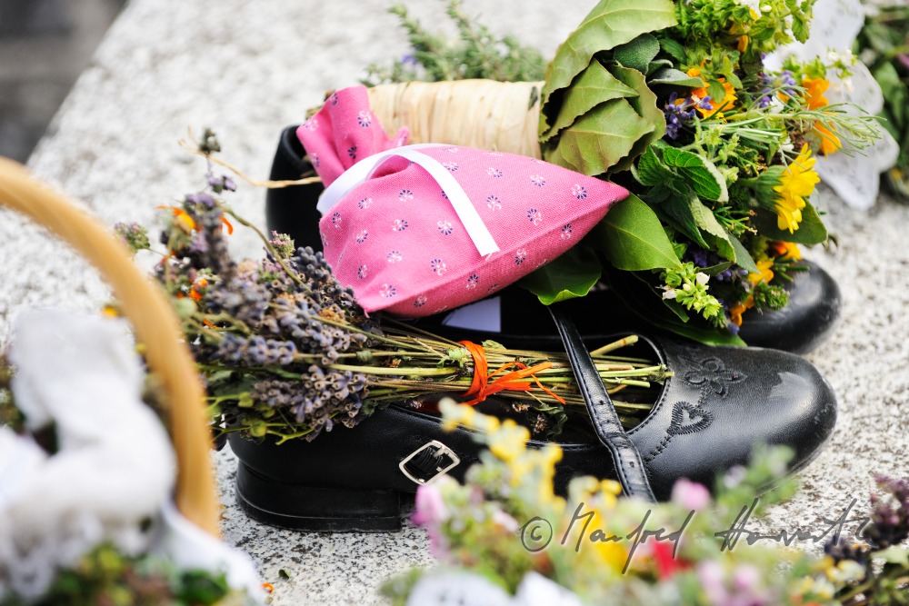 Kräuter bei der Kräuterweihe beim Altar bei der Freiluftmesse