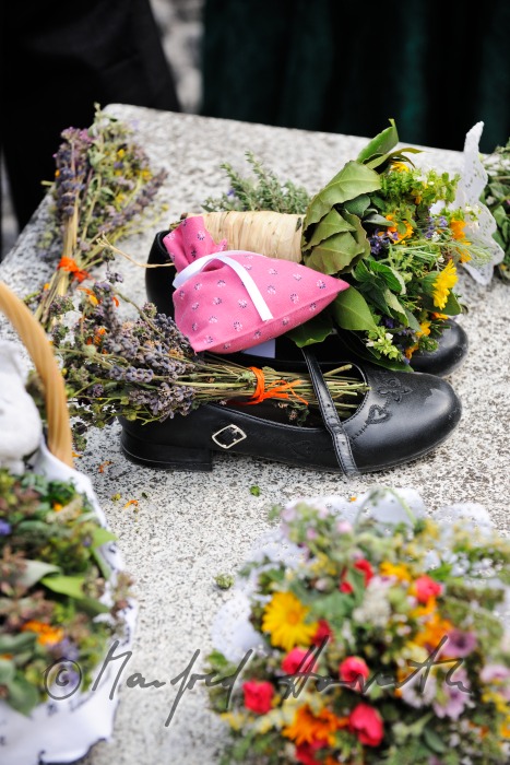 Kräuter bei der Kräuterweihe beim Altar bei der Freiluftmesse