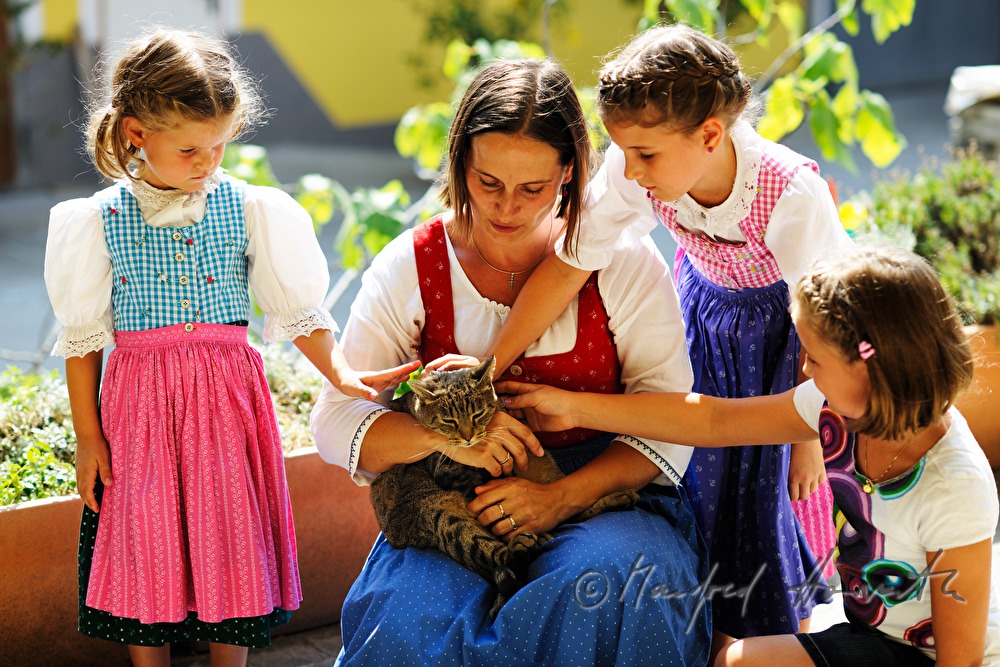 Mutter mit ihren drei Töchtern und Katze am Bauernhof