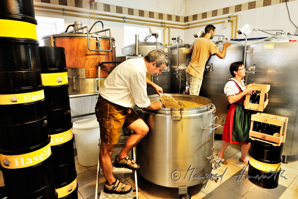 Wirt und Bierbrauer Paul Haselböck in seiner Bierbrauerei