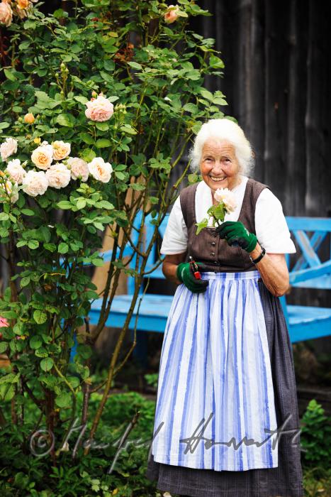 Frau Ingolde Fuchs mit Dirndl in ihrem Garten