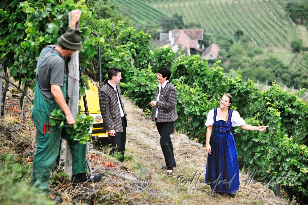 Spaziergänger in Wachauer Tracht  plaudern miti einem Weinbauern