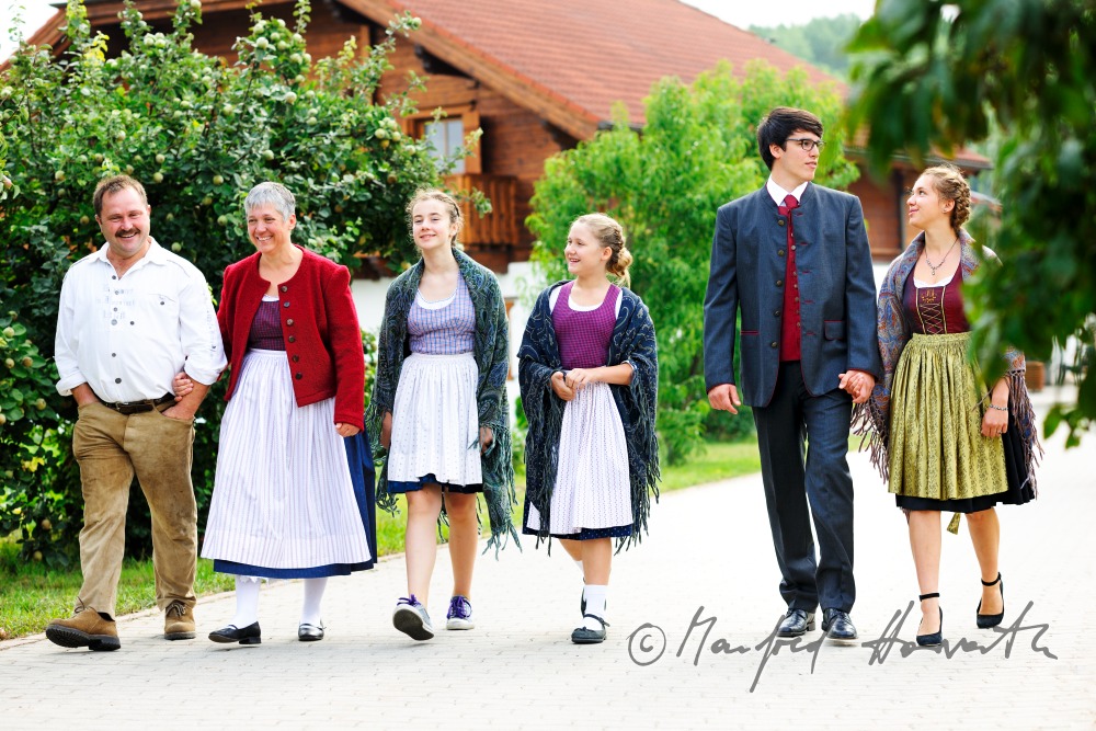 Familie auf dem Weg zum Sonntags-Kirchgang
