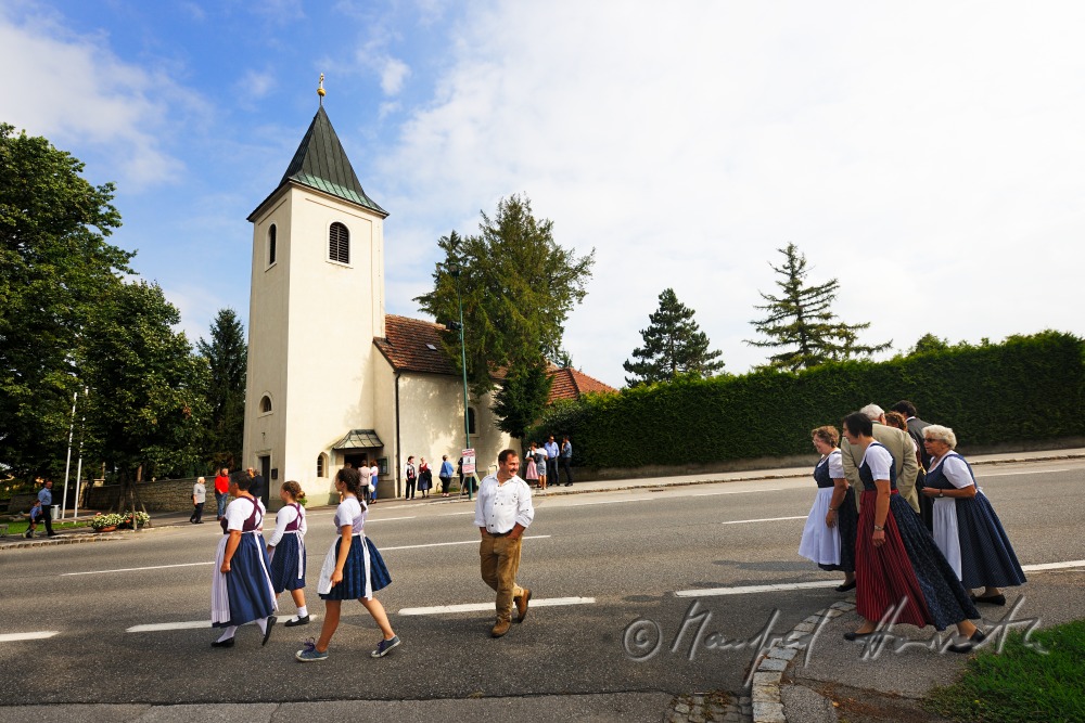 Familie auf dem Weg zum Sonntags-Kirchgang