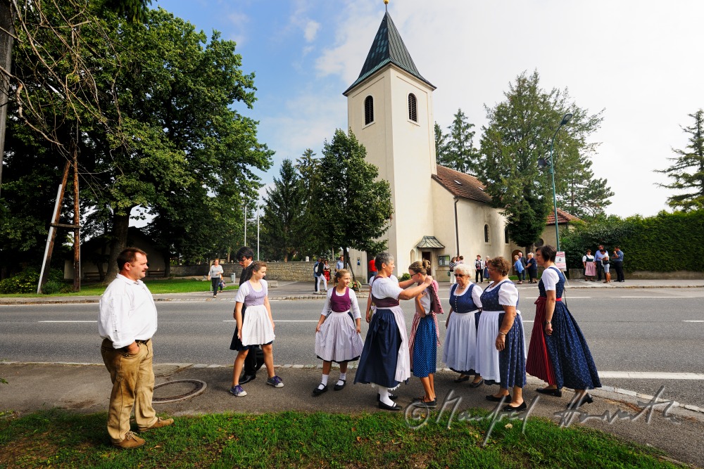 Familie auf dem Weg zum Sonntags-Kirchgang