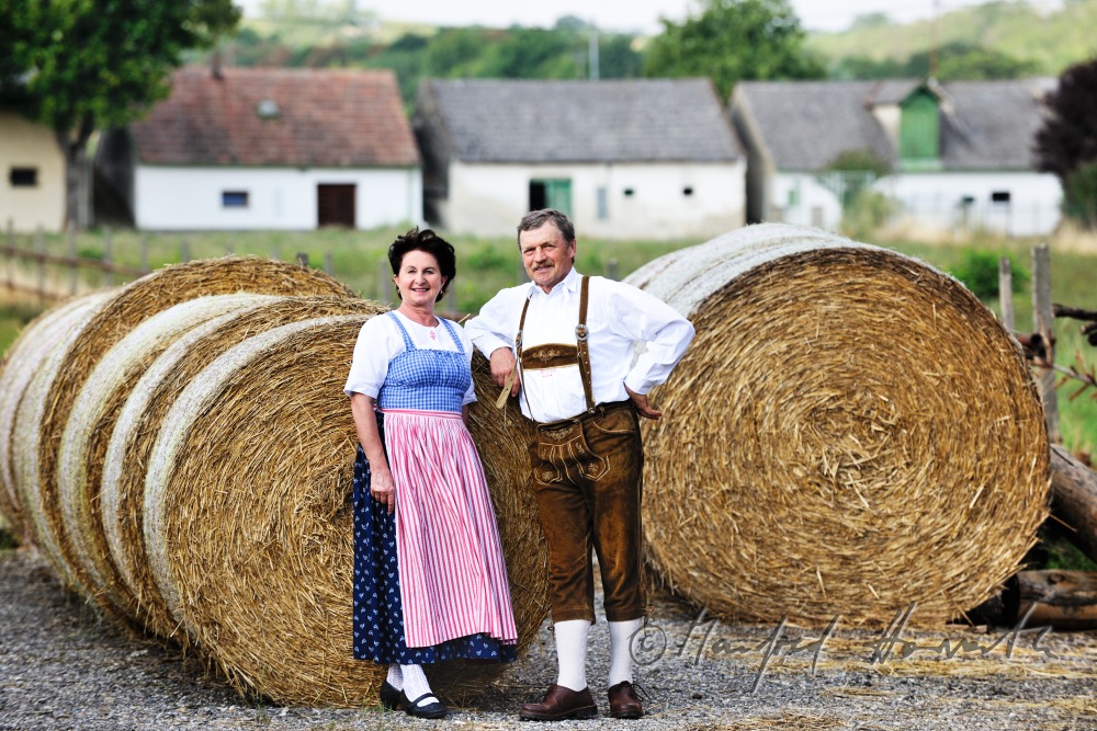 Bauern in Weinviertler Tracht auf ihrem Hof
