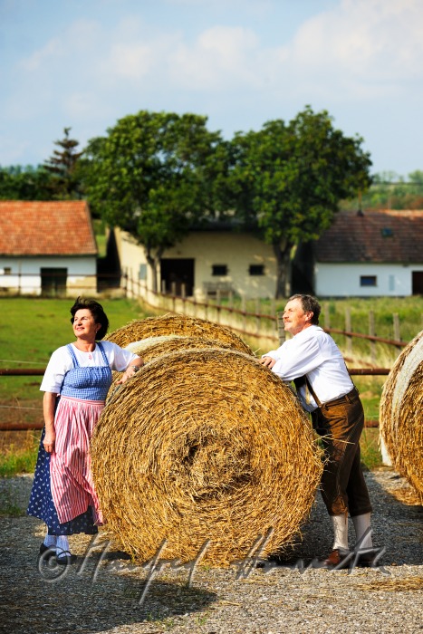 Bauern in Weinviertler Tracht auf ihrem Hof