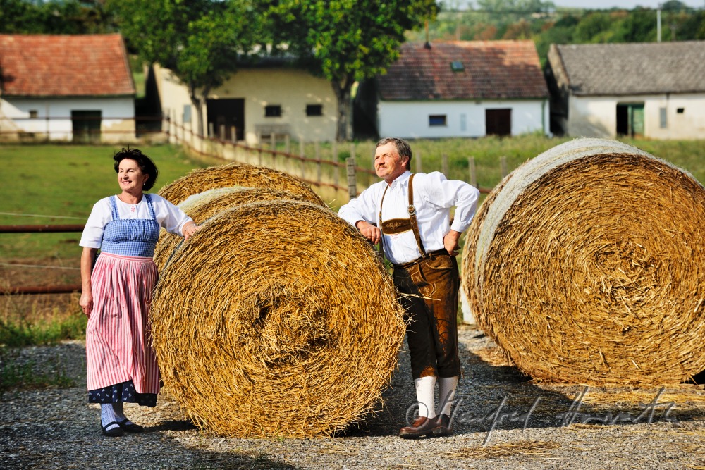 Bauern in Weinviertler Tracht auf ihrem Hof