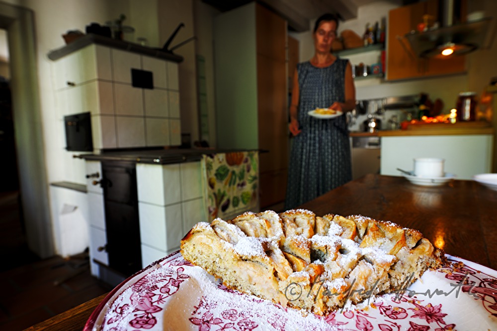 Apfelkuchen auf einem Holz-Bauerntisch