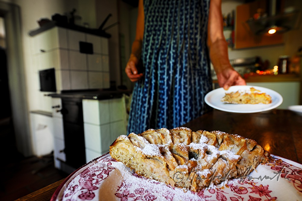 Apfelkuchen auf einem Holz-Bauerntisch