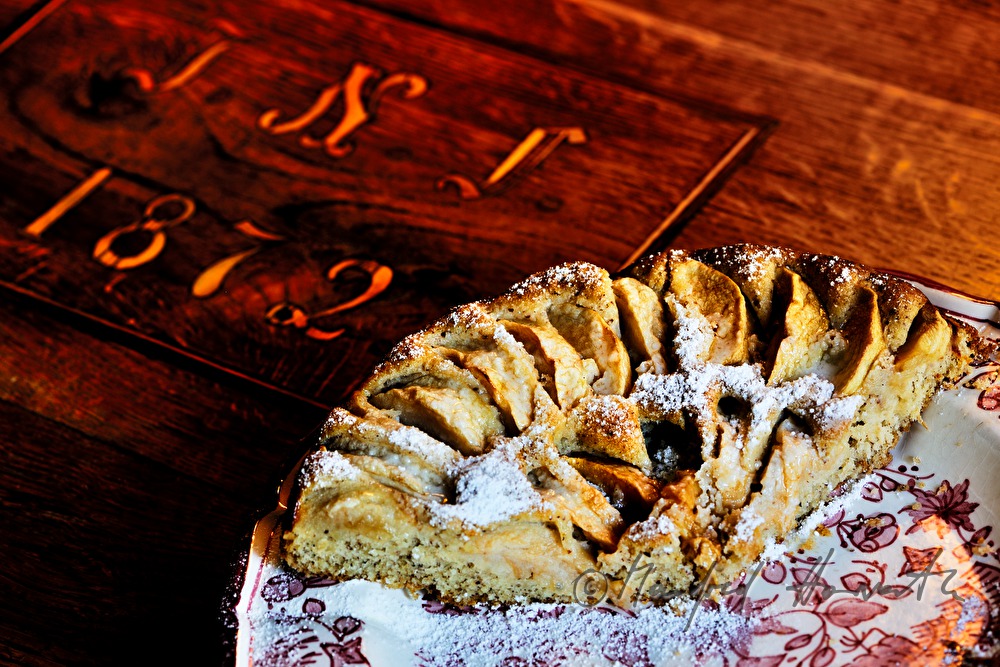 Apfelkuchen auf einem Holz-Bauerntisch