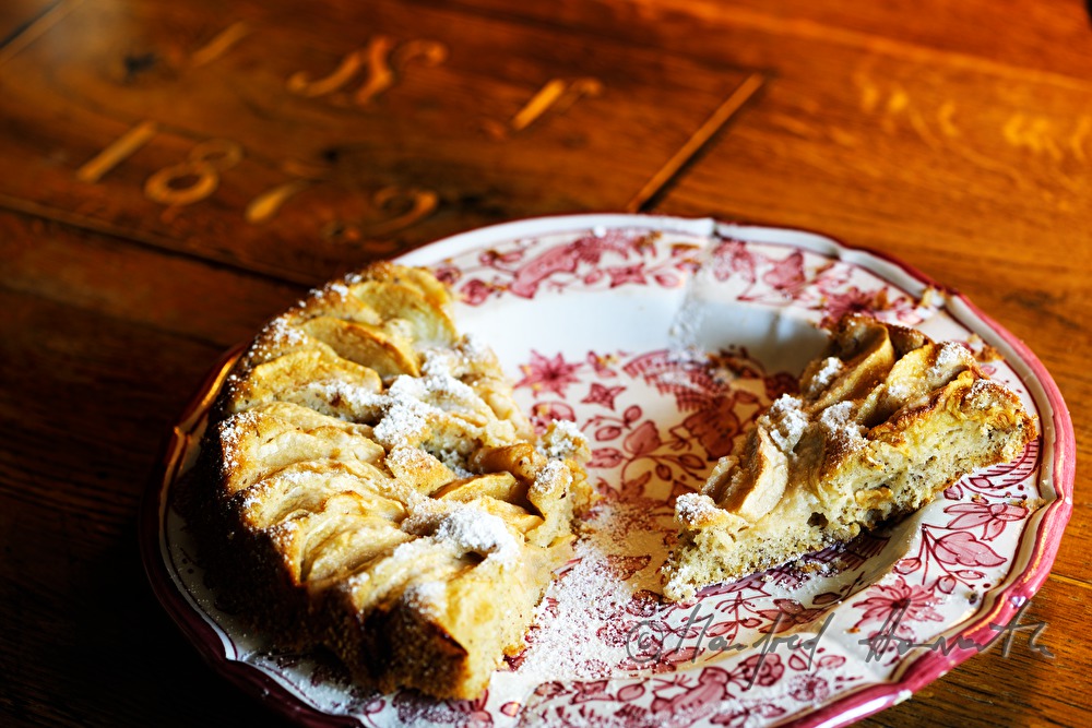 Apfelkuchen auf einem Holz-Bauerntisch