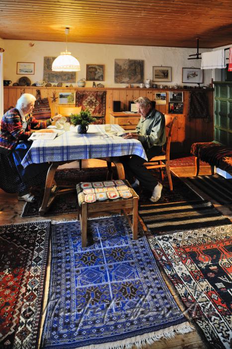 Herr und Frau Fuchs im Wohnzimmer ihres Forst-Hauses