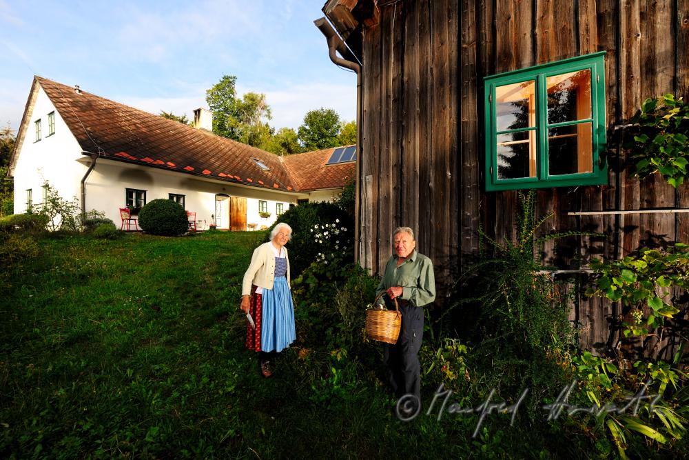 Herr und Frau Fuchs bei der Gartenarbeit