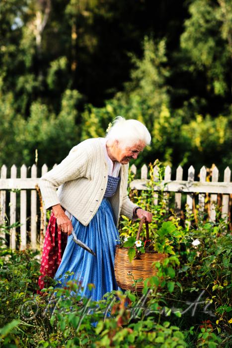 Frau Ingolde Fuchs mit Dirndl in ihrem Garten