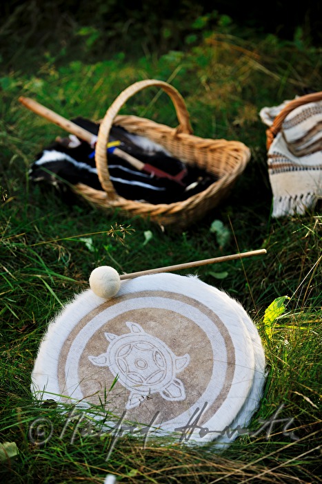 Indianer-Trommel und Ritual-Gegenstände beim Altar