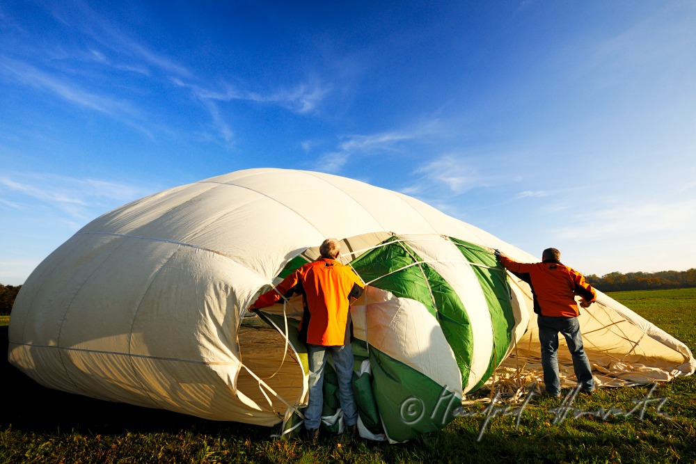 Aufbau des Ballones vor dem Start durch das Bodenpersonal