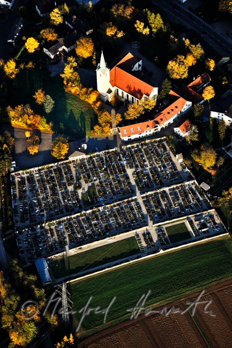 Kirche am Schulgelände und Friedhof