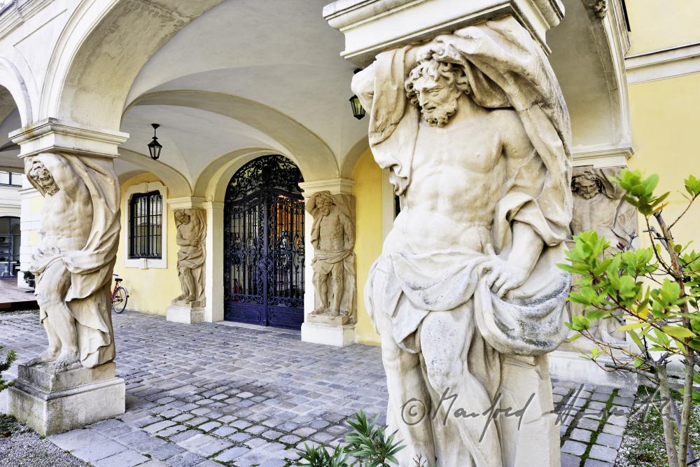 Vorbau der Altane: Atlanten beim EIngang zum Schloss beim