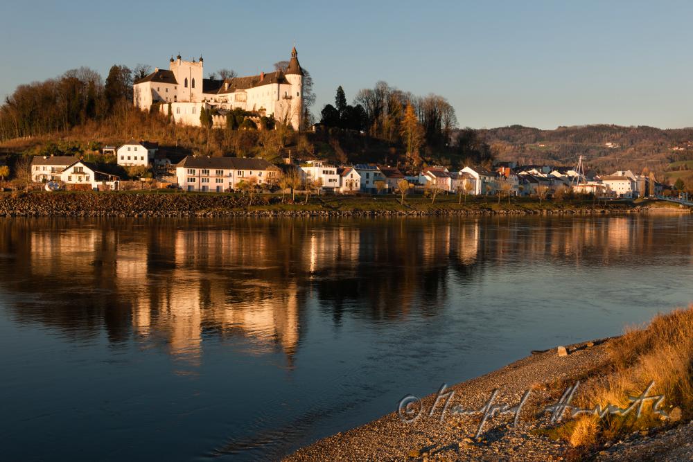 Schloss Ottensheim am Ufer der Donau