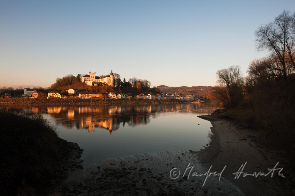 Schloss Ottensheim am Ufer der Donau