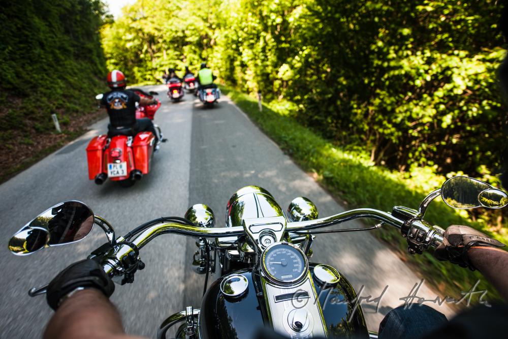 Motorradfahrt mit Harley Davidson-Motorrädern