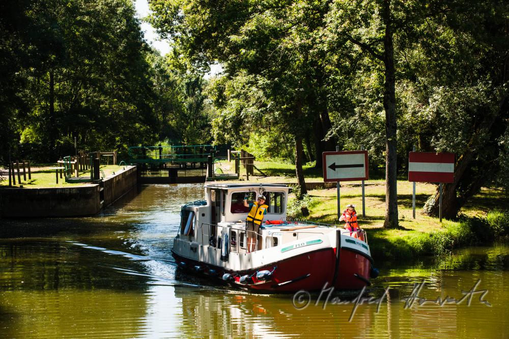 Hausboot in der Schleuse der Ortschaft Branges am Fluss Seille