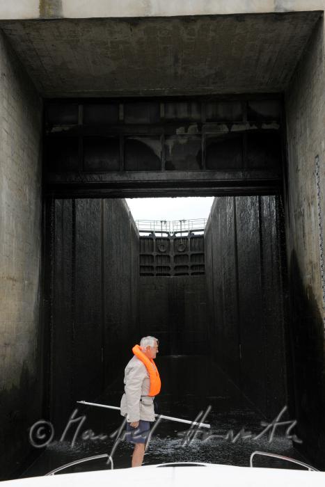 Hausboot bei der Einfahrt in eine 11 Meter hohe Schleuse