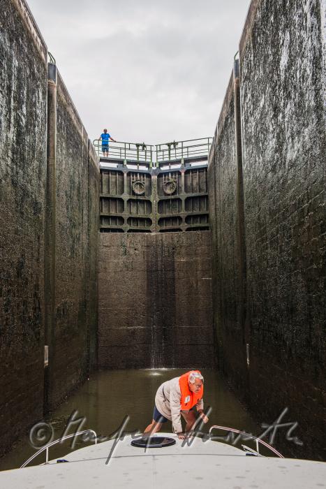 Hausboot bei der Einfahrt in eine 11 Meter hohe Schleuse