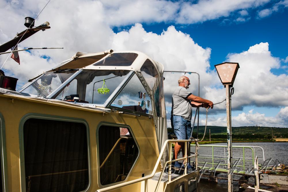 Hausboot in der Schleusenanlage beim Ziehen des 