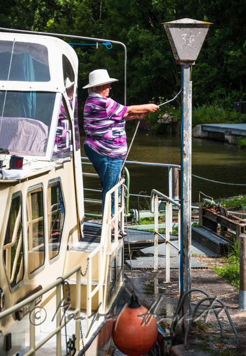 Hausboot in der Schleusenanlage beim Ziehen des 