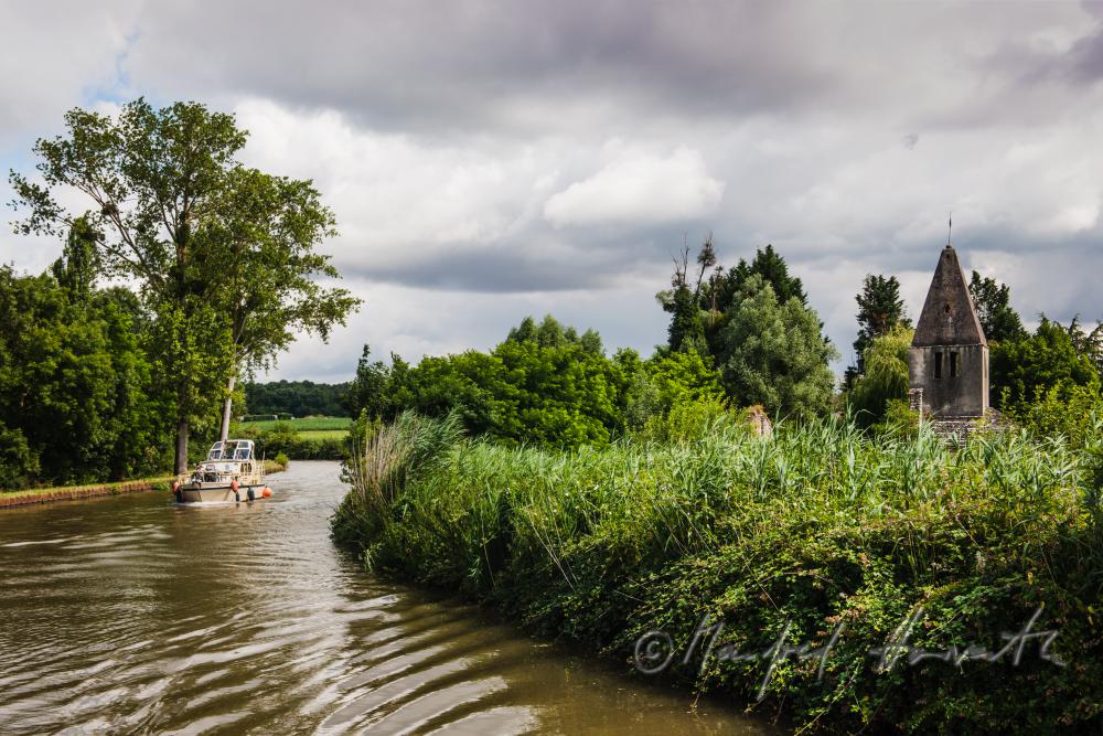 Hausboot bei einer Kapelle in der Nähe von Rully