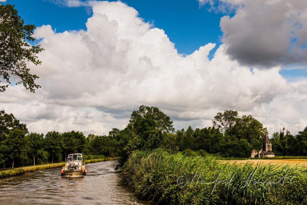 Hausboot bei einer Kapelle in der Nähe von Rully