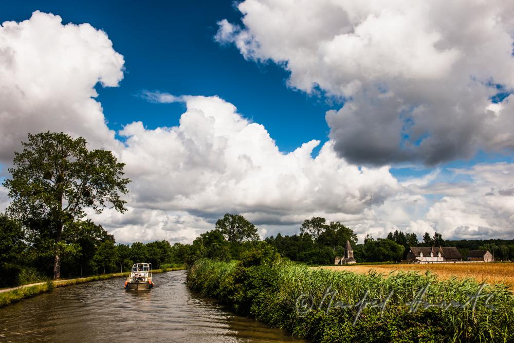 Hausboot bei einer Kapelle in der Nähe von Rully